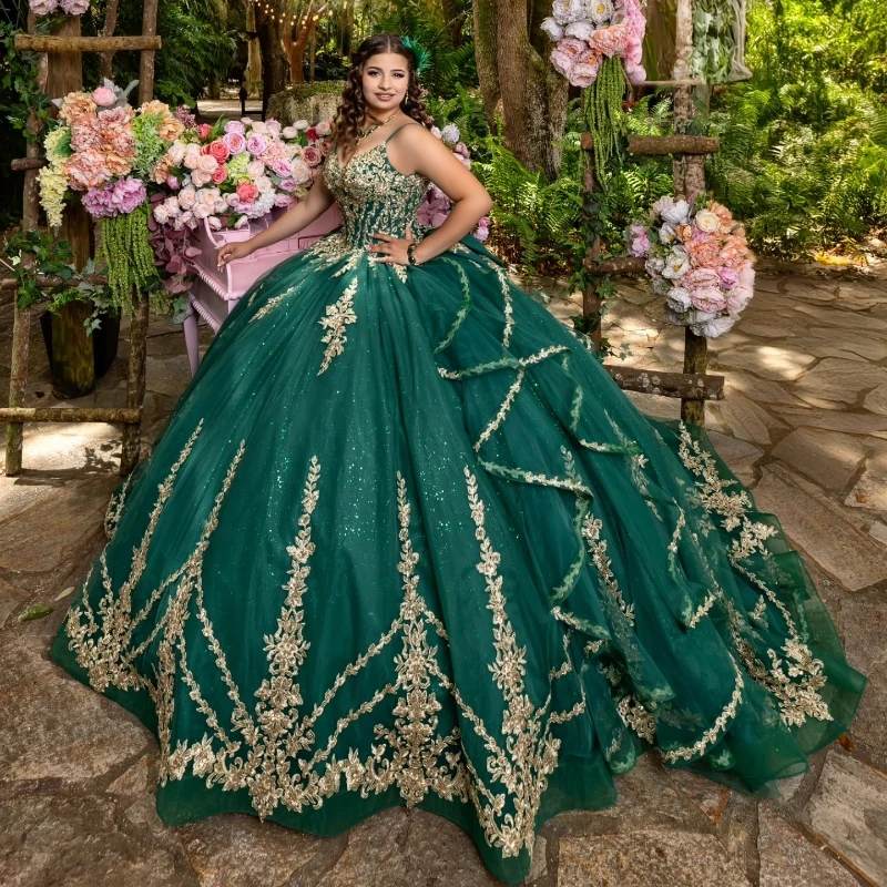 

Emerald Green Sparkly Princess Off Shoulder Quinceanera Dresses Gold Lace Applique Beads Tull Sweet 16 Ball Gown Vestidos De 15