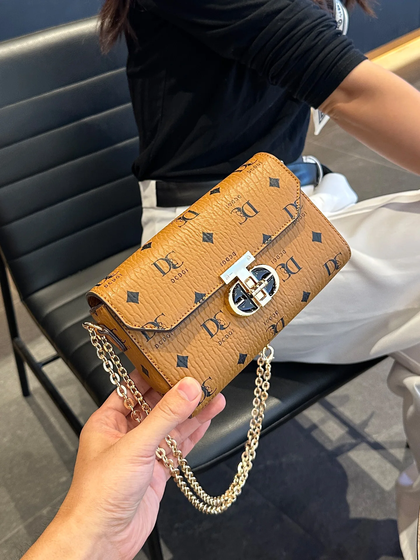 

Faionable Leather Chain Bag Women's Crossbody Bag Ele Versatile oulder Bag Casual Lo Bule Closure Handbag