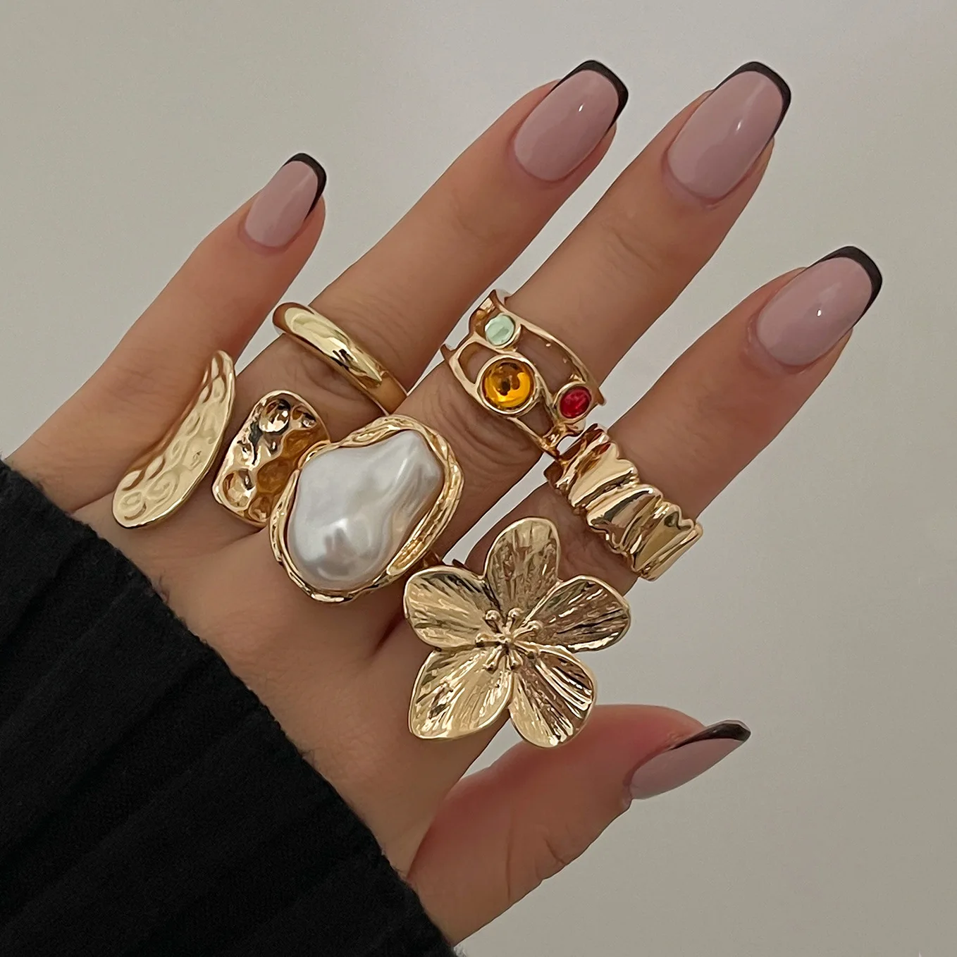 

New Y2k Exaggerated Metal Vintage Flower Open Chunky Big Gold Rings Women Elegant Opal Baroque Pearl Ring Luxury Jewelry Sets