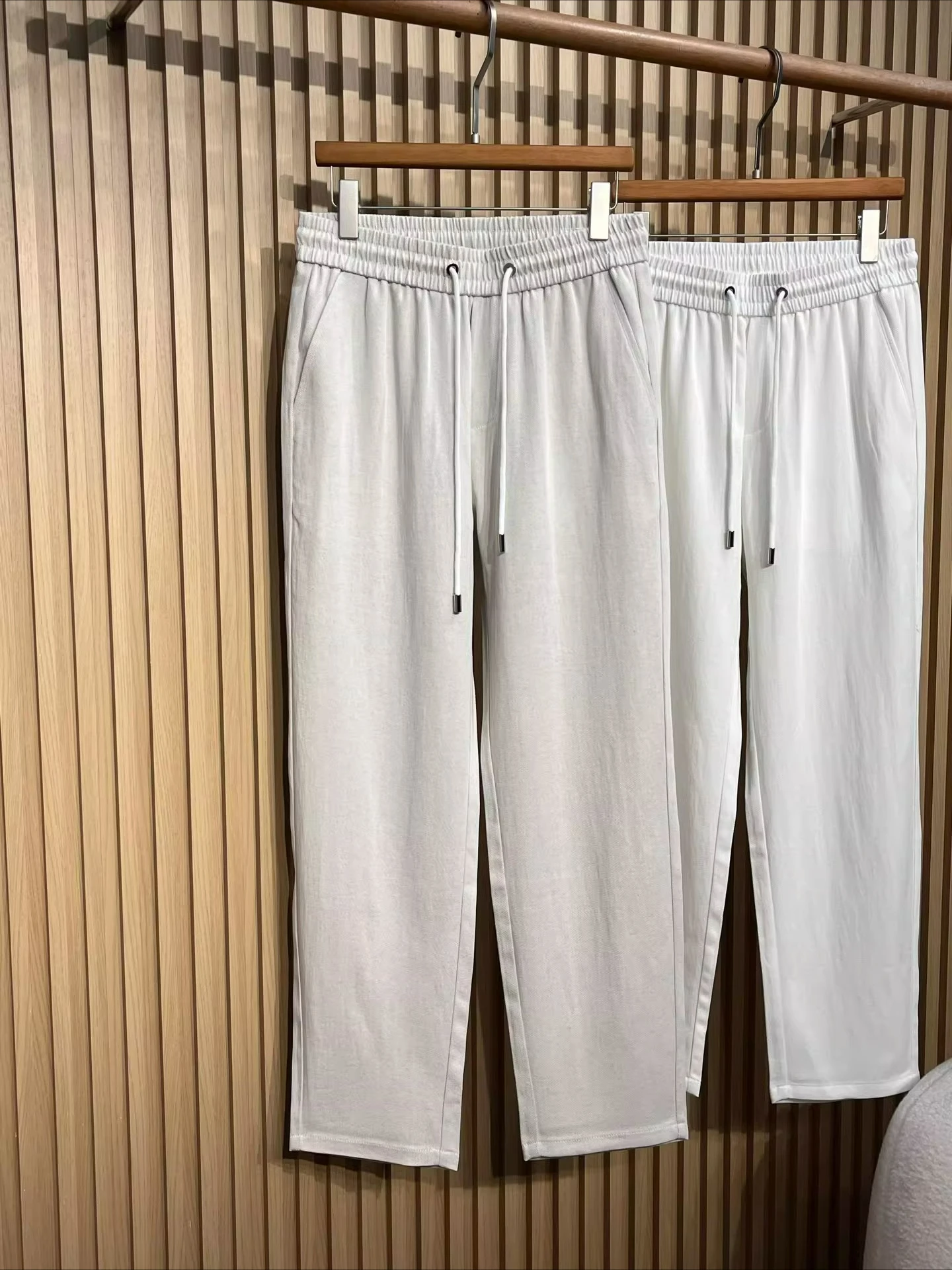 

Мужские брюки в стиле old money, прямые, из льна, для весны и лета, простые и стильные, для делового и повседневного образа.