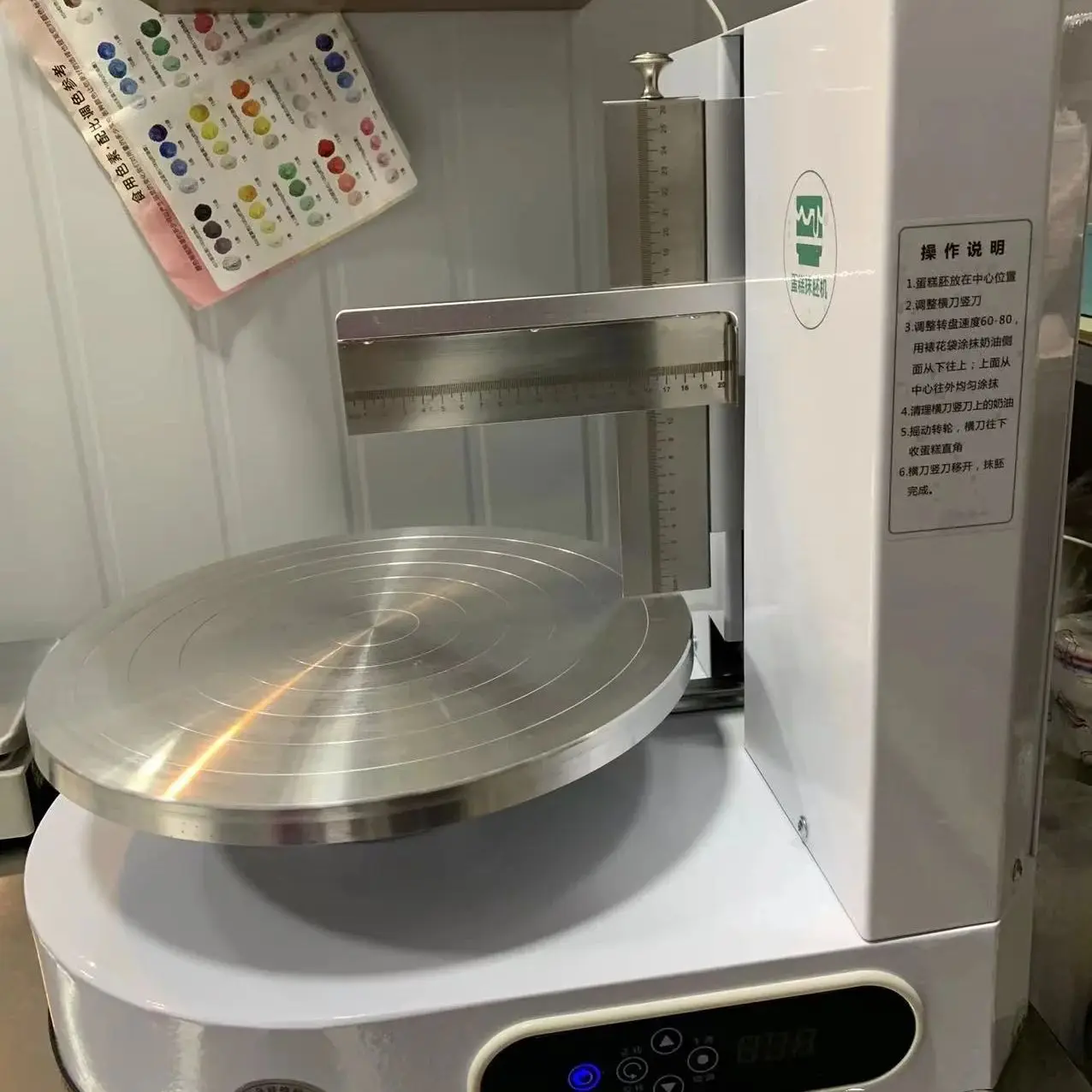 آلة تعبئة طلاء ونشر كريمة الكعك الأوتوماتيكية ، آلة توزيع زخرفة الخبز الكهربائية ، آلة التنعيم