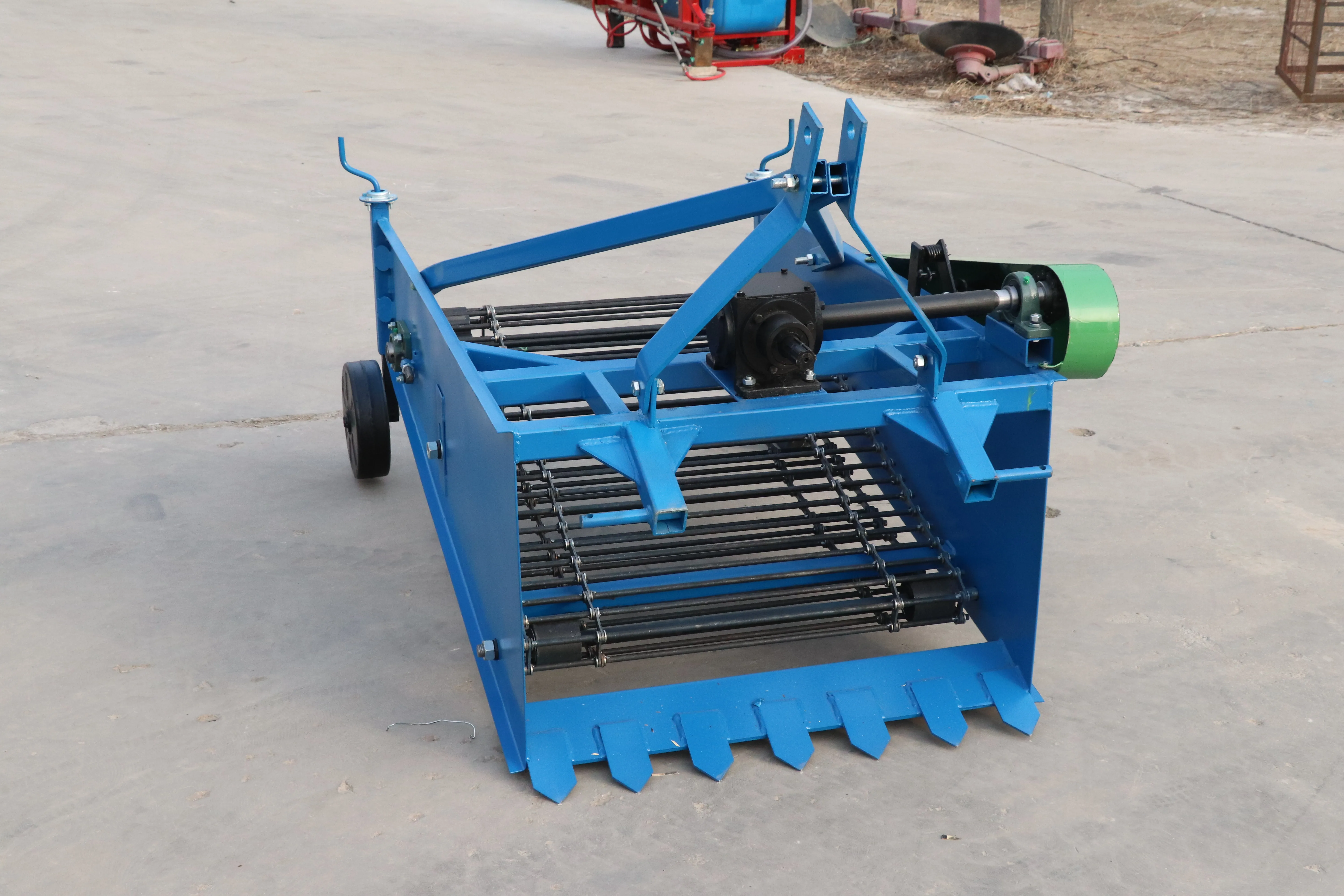 Automatic potato harvester digging potato onion garlic potato carrot harvester