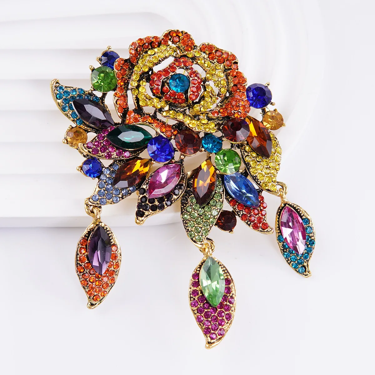 المرأة الأنيقة الفاخرة الساطع كريستال بروش مبالغ فيها زهرة شكل الملحقات دبابيس