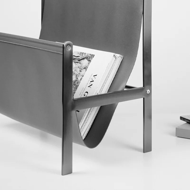 Portariviste con sedia in pelle semplice e moderna, espositore e ornamento, casa modello, ufficio vendite, scaffale portaoggetti, decorazione morbida.