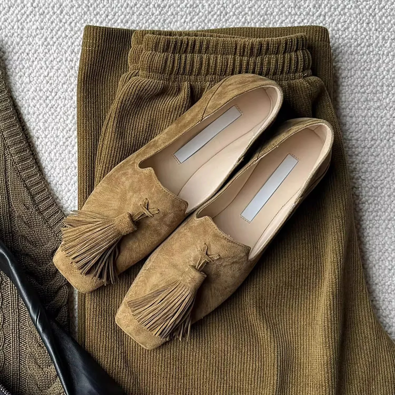 

Новинка 2023 года, женские лоферы, обувь с квадратным носком, плоская подошва, неглубокая замшевая обувь в стиле ретро, офисные женские туфли без шнуровки с кисточками для взрослых