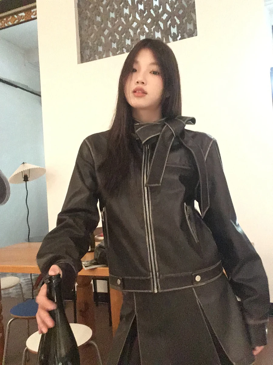 سترة جلدية حمراء فاخرة للنساء بتصميم عصري لخريف وشتاء 2025، سترة دراجات نارية من قطعتين