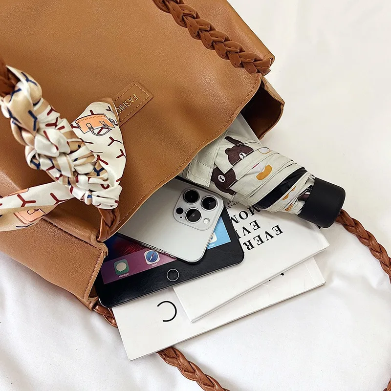 One-shoulder Bag, Retro Hong Kong Style Textured Handbag, Large Capacity, Simple and Casual, Versatile Commuter Bag