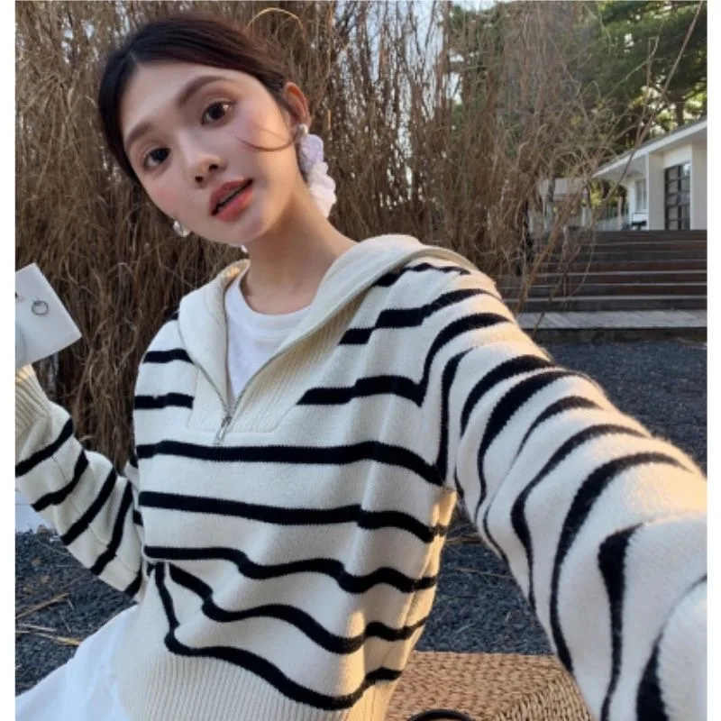 2025 Moda Mezza Cerniera Contrasto Maglione a righe Maglieria corta da donna Couverture Colletto Maglioni Lady Pullover Primavera Autunno