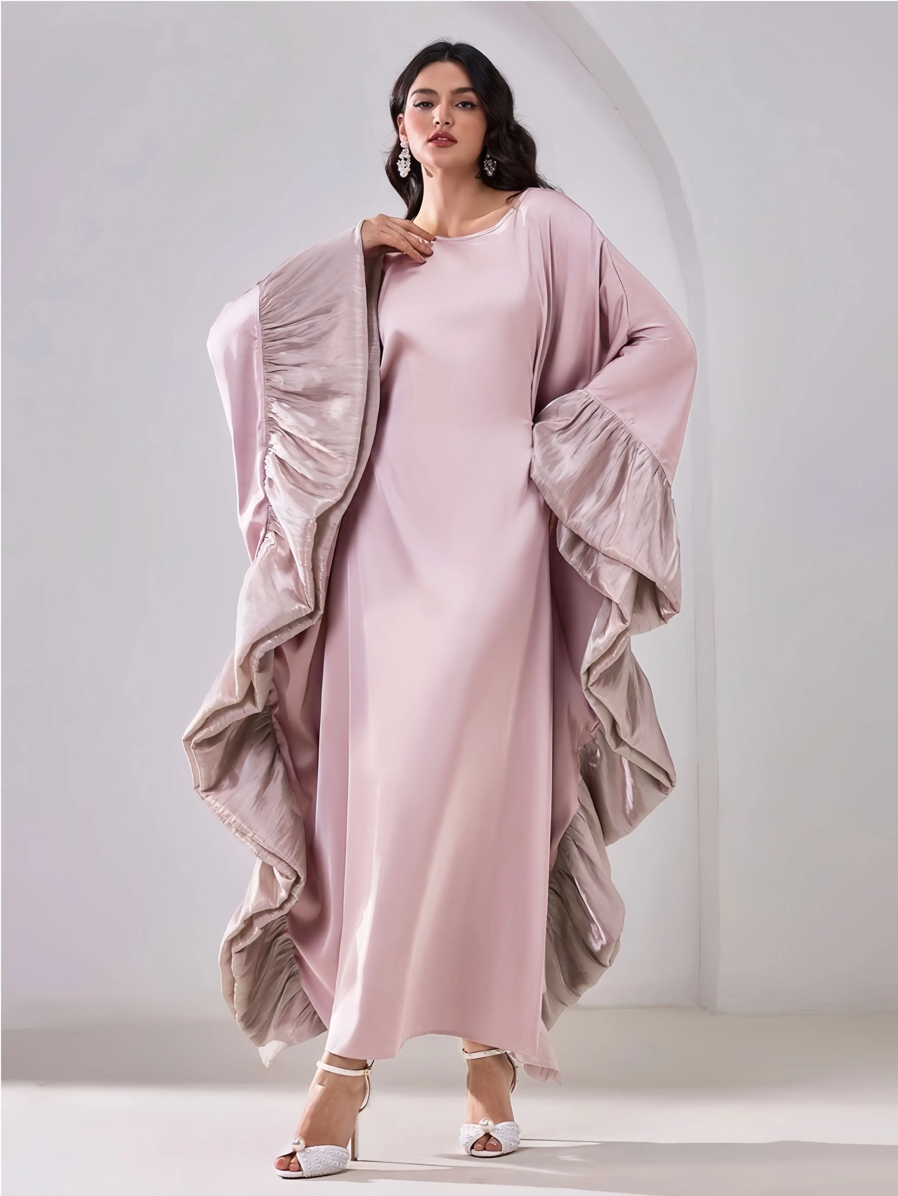 Dubai moslim dames roze satijnen abaya met gegolfde elegante lengte kledingstuk bescheidenheid en high fashion flair voor speciale gelegenheden