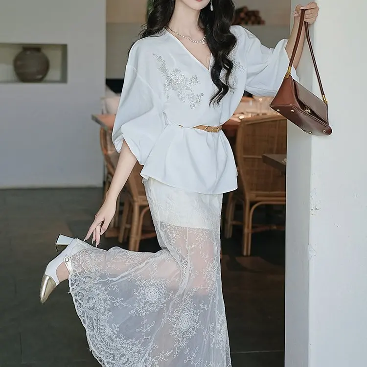 

Летний женский комплект: рубашка из чистого льна с вышивкой и защитой от солнца, а также кружевная юбка. Элегантный повседневный наряд.