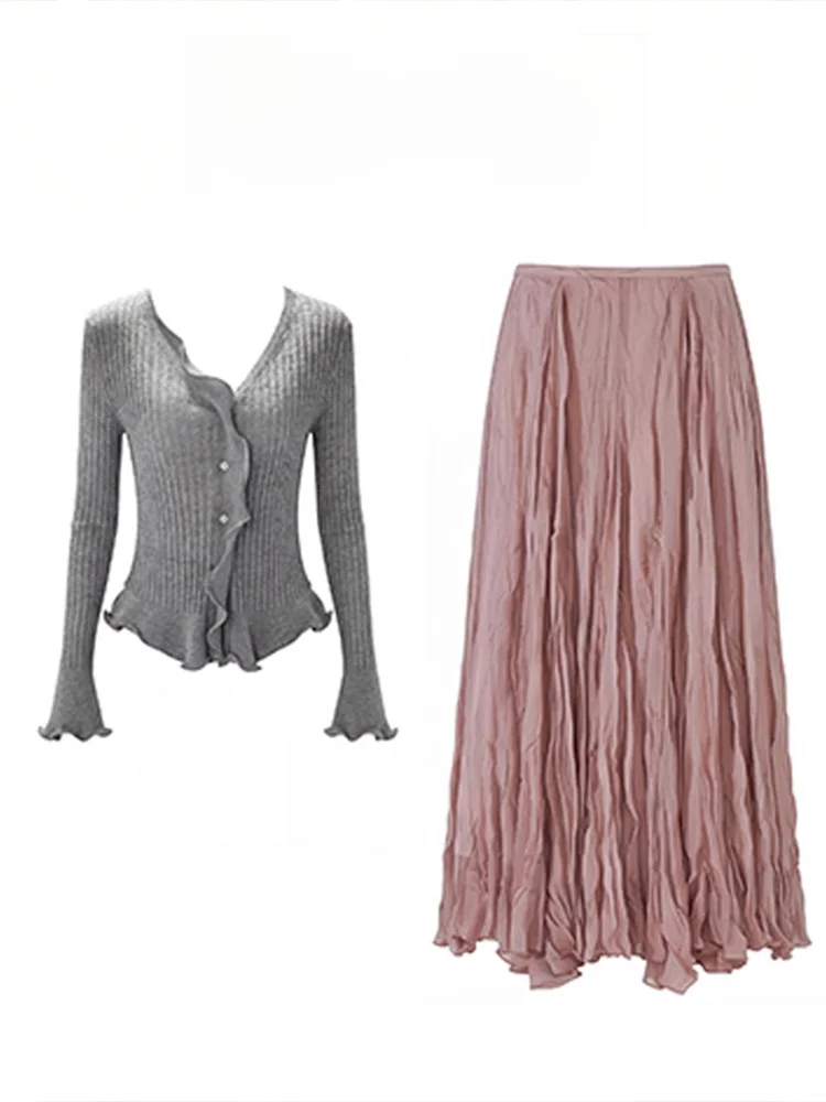 

Женский комплект из двух предметов: вязаный топ с рюшами и юбка. Модный повседневный костюм для ранней весны с высокой талией, V-образным вырезом и пуговицами.