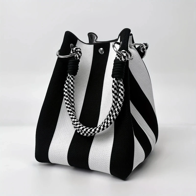 Este bolso de mano retro tejido multicolor es sencillo y con bloques de color, versátil y fácil de llevar consigo.