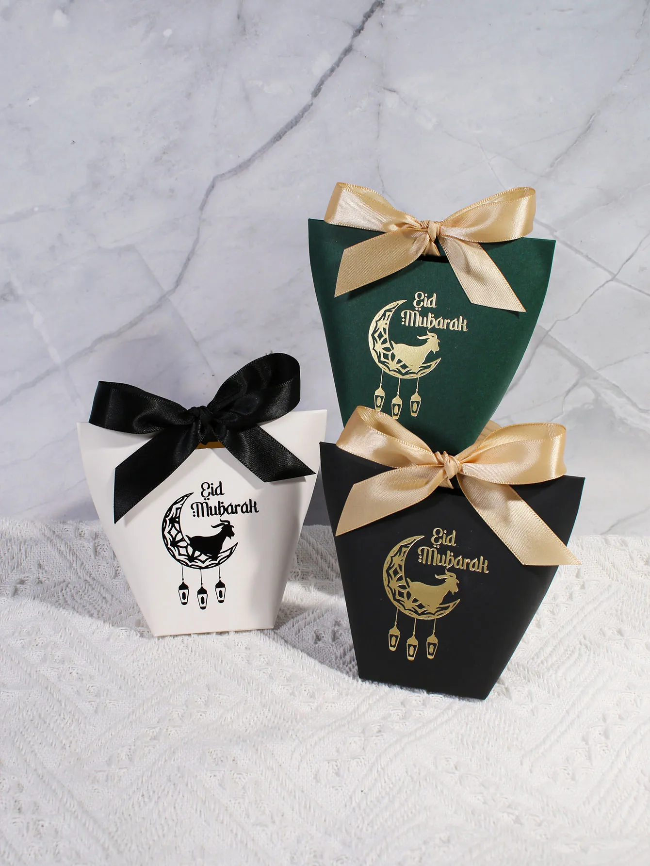 Exquisita caja de regalo Eid Mubarak que aporta alegría festiva, con motivos de luna creciente, cabra y linterna, así como "Eid Mu Barak"