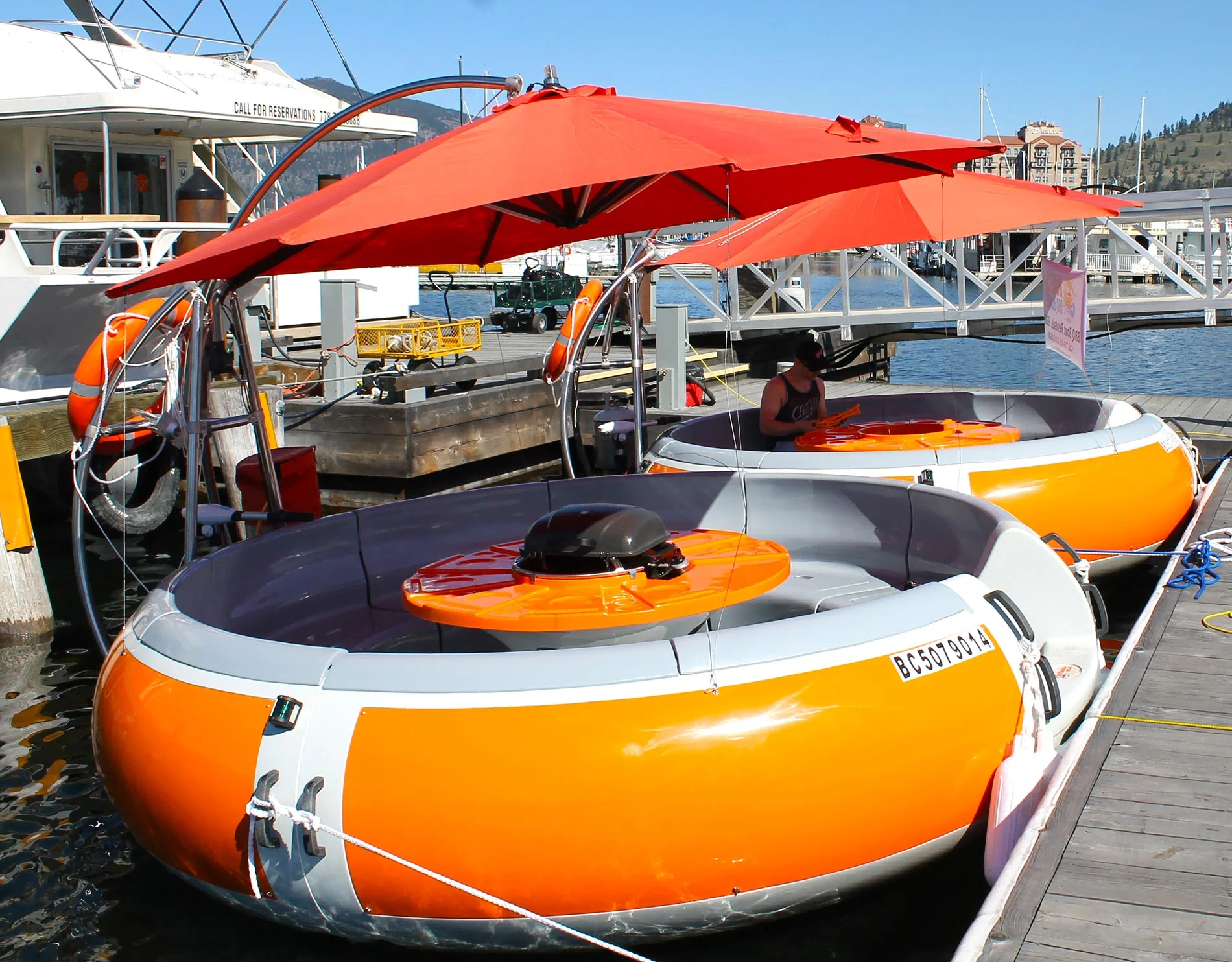 6-10 Person Electric Donut BBQ Boat For Water Park Leisure Outdoor Drifting Activity-For Sale