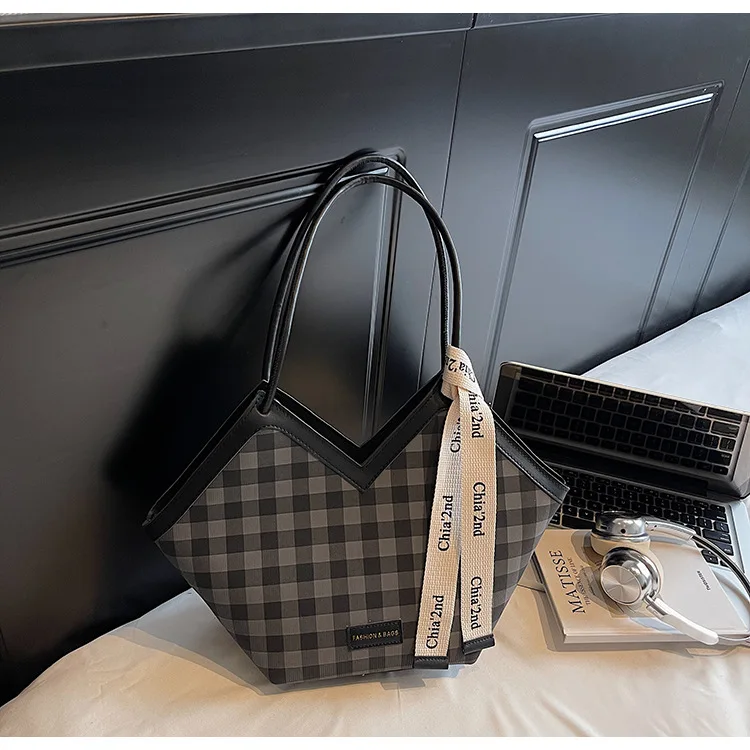 

2025 Summer Fashion Tote Bag Large Capacity Shoulder Bag for Women Trendy Underarm Purse Minimalist Versatile Handbag