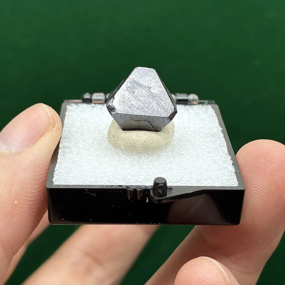 A1-4B 1PCS 100% Natural Magnetite Stones and Crystals Healing Crystals Quartz Gemstones Teaching specimen Box size:35*35*35 mm