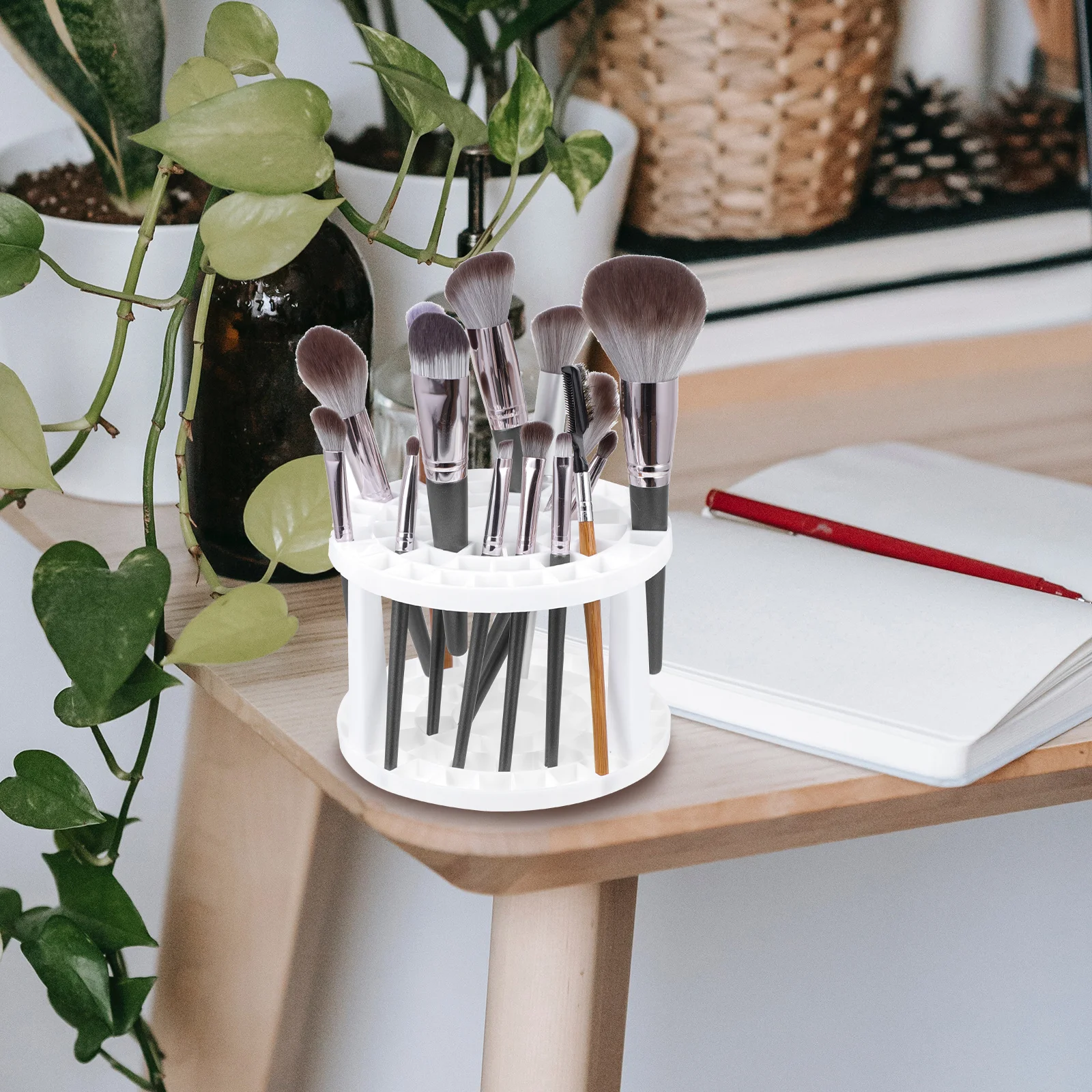 대용량 멀티 수납 디자인의 스타일리시 메이크업 정리대, 브러쉬 홀더, 눈썹 펜, 화장품 정리 선반
