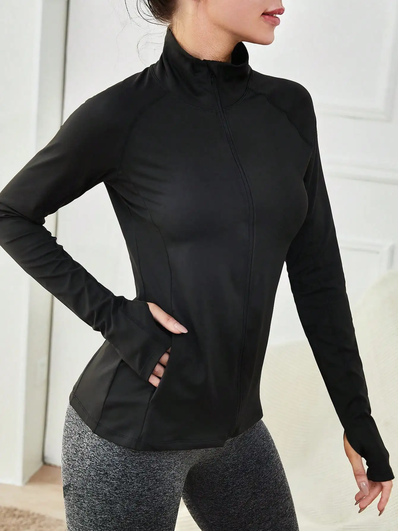 

Женская спортивная куртка на молнии с длинными рукавами, отверстиями для больших пальцев и боковыми карманами