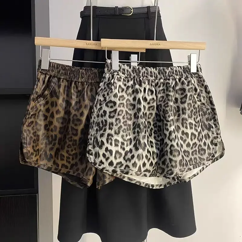 

Эластичные широкие шорты с леопардовым принтом и высокой талией, женские модные шорты из искусственной кожи 2025 года, шорты с надписью A
