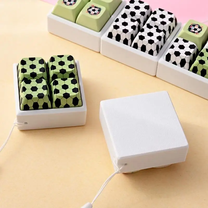 Niedliche Fidget-Clicker-Spielzeuge in Tastaturform mit Fußballmuster und Trageschlaufe zur Stresslinderung, für den täglichen Gebrauch im Büro. – Detail 5