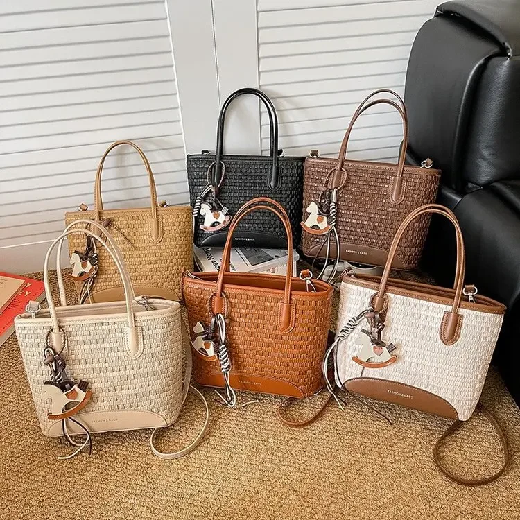 

Новая женская сумка-тоут 2026 года с плетеным узором, универсальная портативная сумка-ведро в иностранном стиле, сумка через плечо с элементами пэчворка