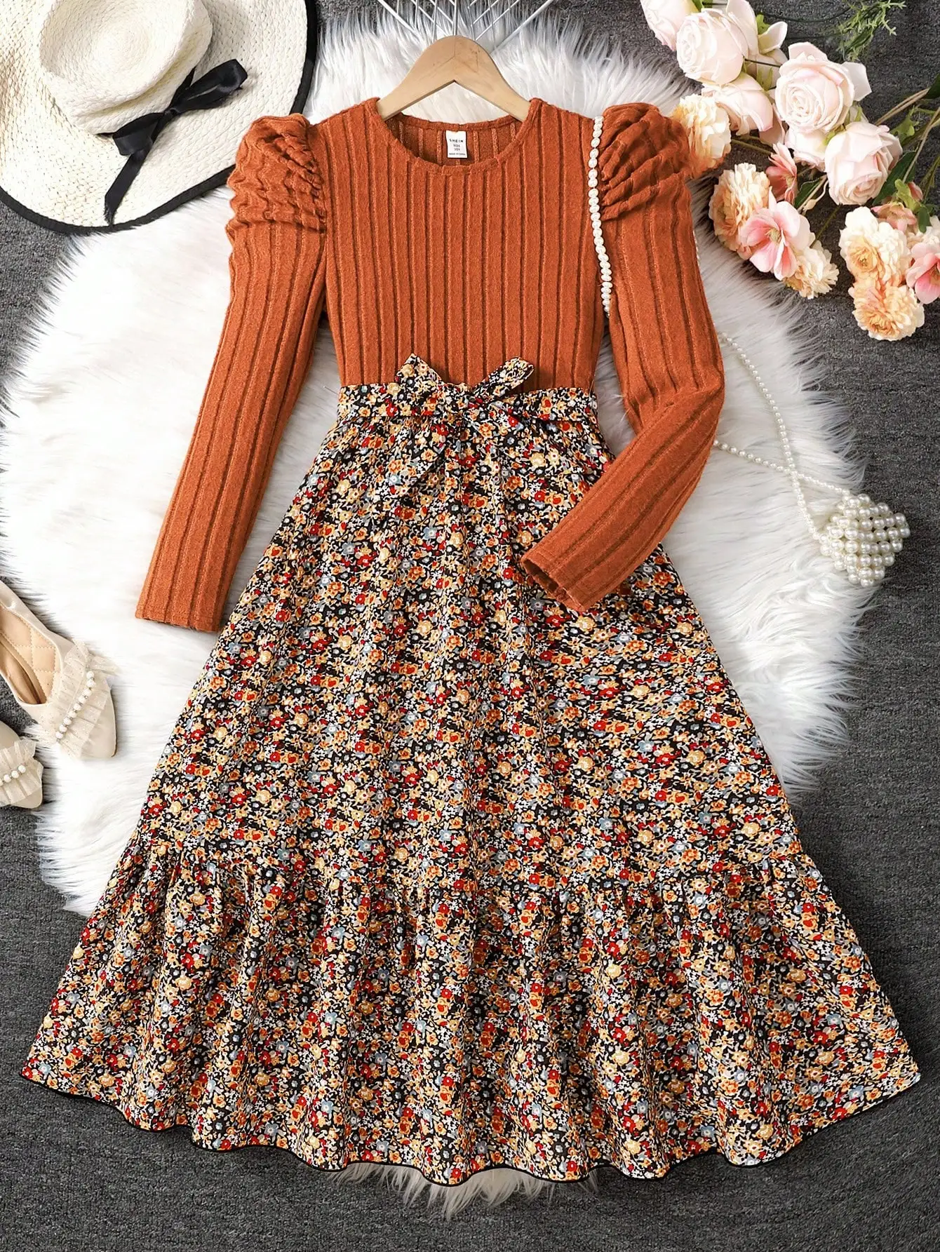 

Вязаный топ цвета ржавчины с пышными рукавами и юбка-миди с цветочным принтом