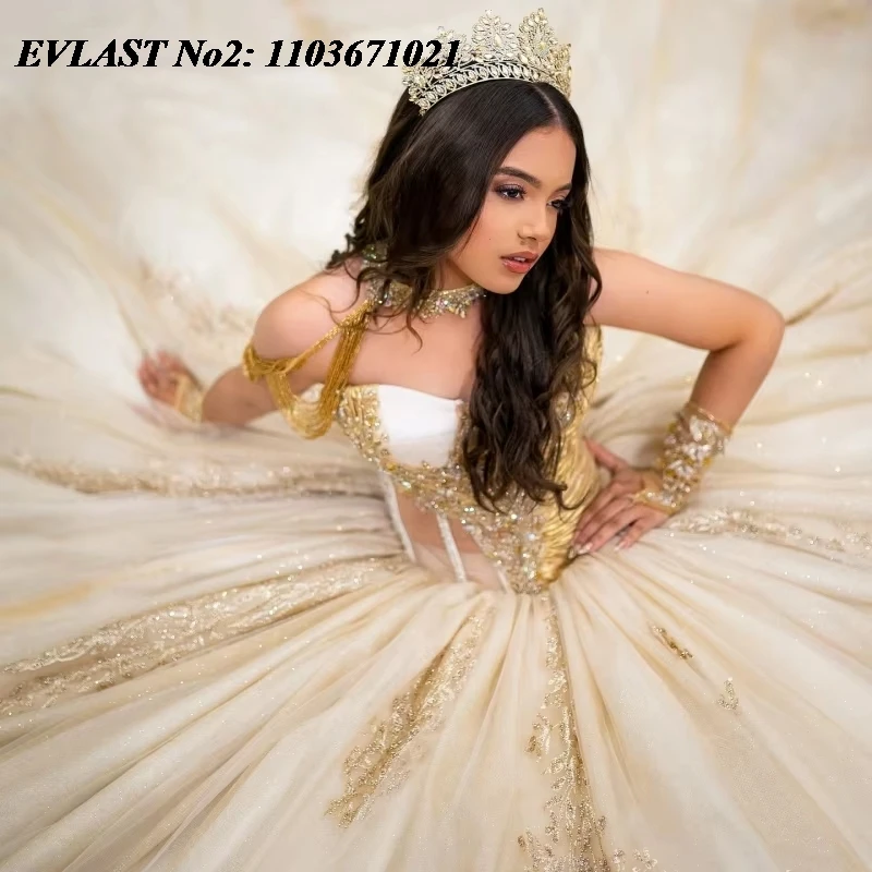 ชุดเดรสงาน Quinceanera แบบสั่งตัดพิเศษจาก EVLAST ประดับกลิตเตอร์สีแชมเปญ แบบเปิดไหล่ ตกแต่งด้วยลูกไม้สีทองและลูกปัด สำหรับงานฉลองอายุ 16 ปี (Sweet 16) รุ่น Vestidos De 15 Anos E2QA17