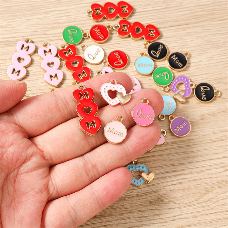 10 Stück Niedliche Bunte Emaille-Anhänger mit der Aufschrift MOM und Herzform für Schmuckherstellung, Ohrringe, Halsketten, Armbänder, DIY-Bastelzubehör – Detail 2