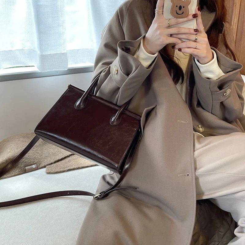 

2024 Korean version niche autumn new item retro oil wax leather shoulder handbag women's bag casual versatile diagonal cross bag