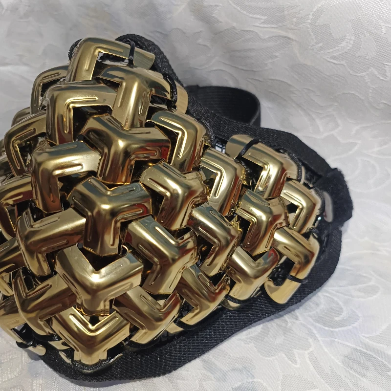 قناع نصف وجه على الطراز القديم للحفلات والنوادي الليلية وأداء المسرح أقنعة سوداء لعيد الميلاد والهالوين وأغطية الرأس الذهبية