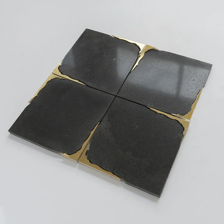 Azulejos de mosaico de chorro de agua cuadrados negros de lujo mezclados con mármol latón dorado adecuados para decoración de villa baño cocina