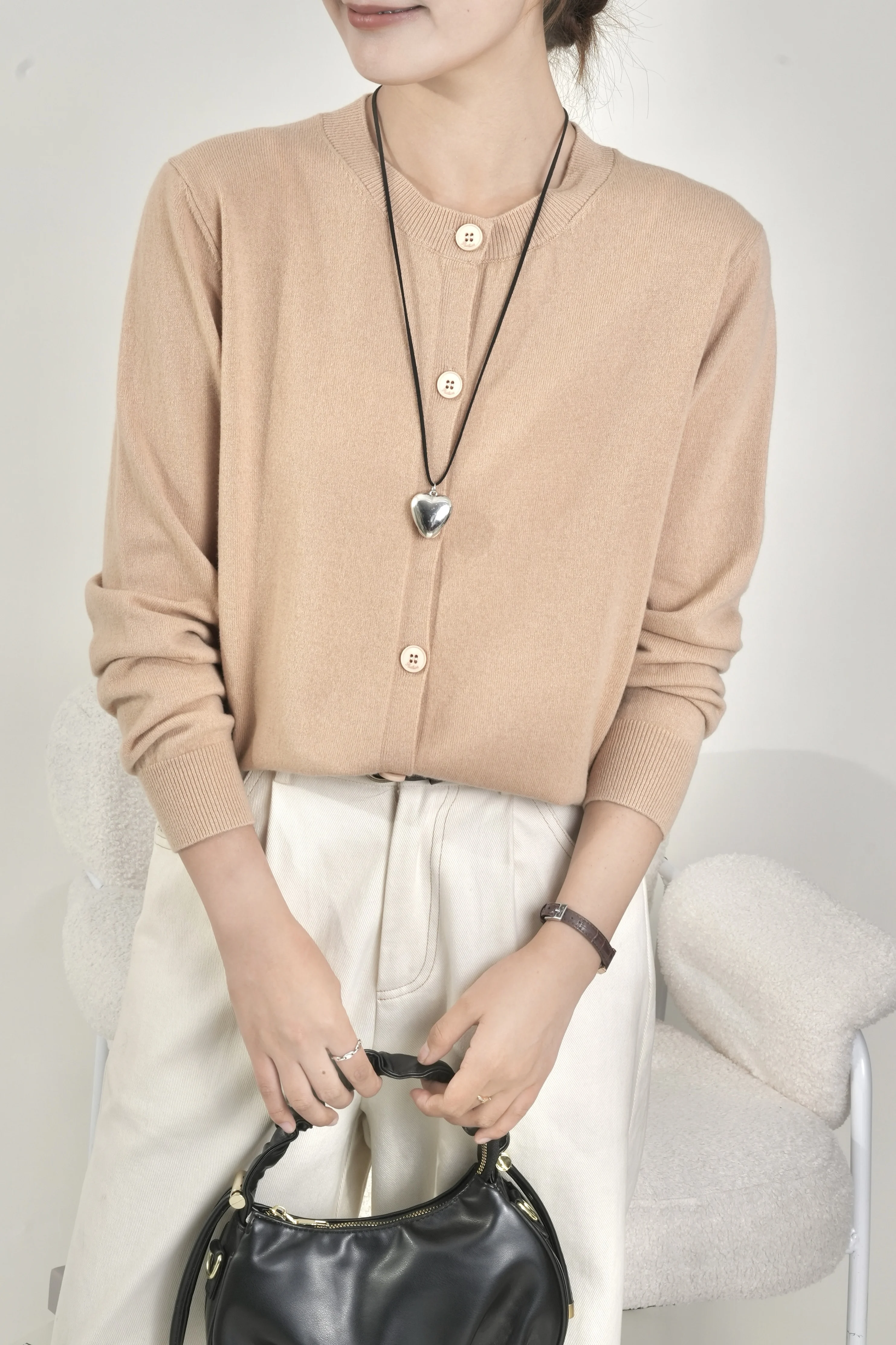 سترة نسائية من صوف ميرينو 100% أنيقة بلون نقي ورقبة دائرية سترة تريكو صديقة للبشرة ناعمة للاستخدام اليومي طراز متعدد الاستخدامات