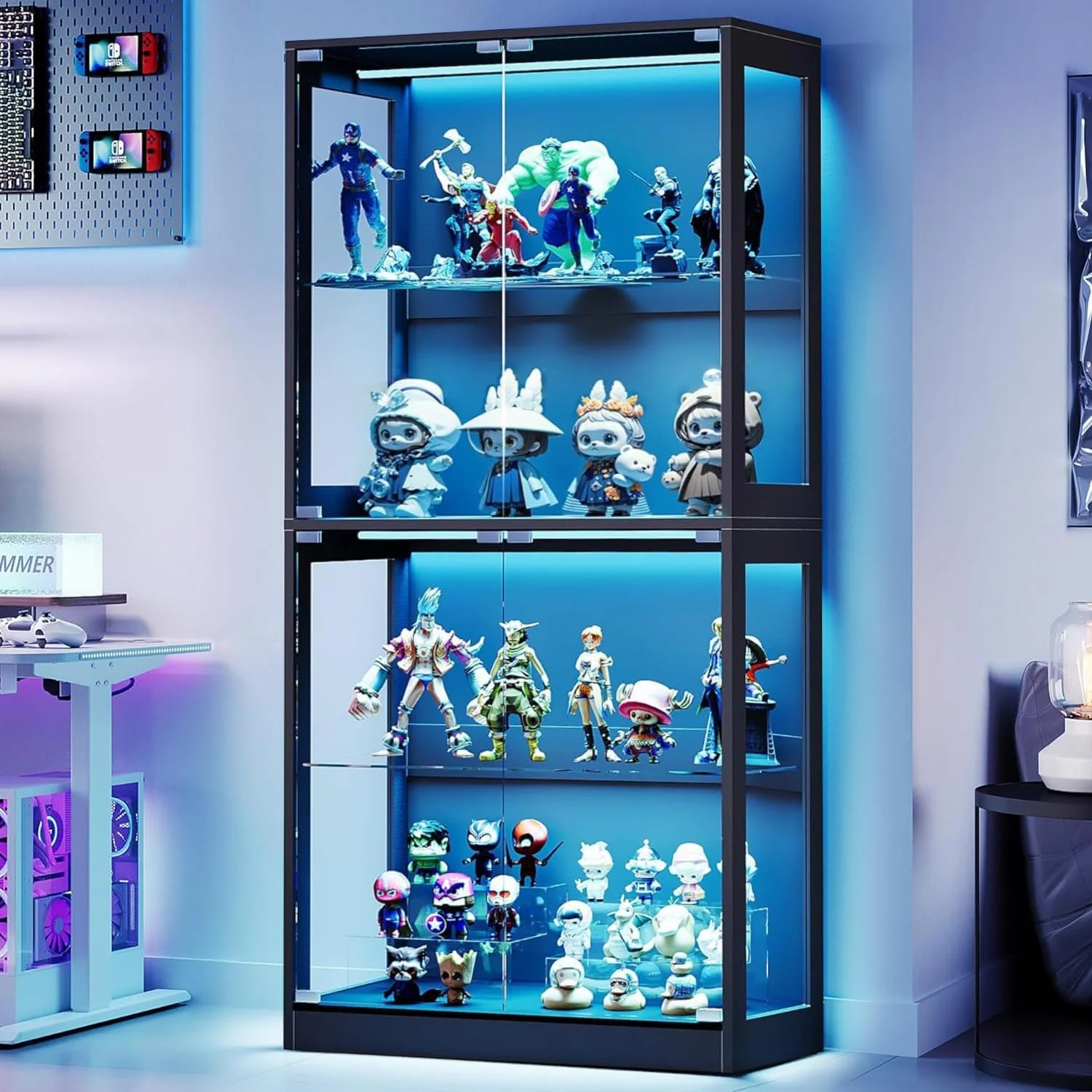 

4-уровневый стеклянный витринный шкаф с RGB LED-подсветкой, регулируемыми полками и дверцами с открыванием нажатием для коллекционных предметов