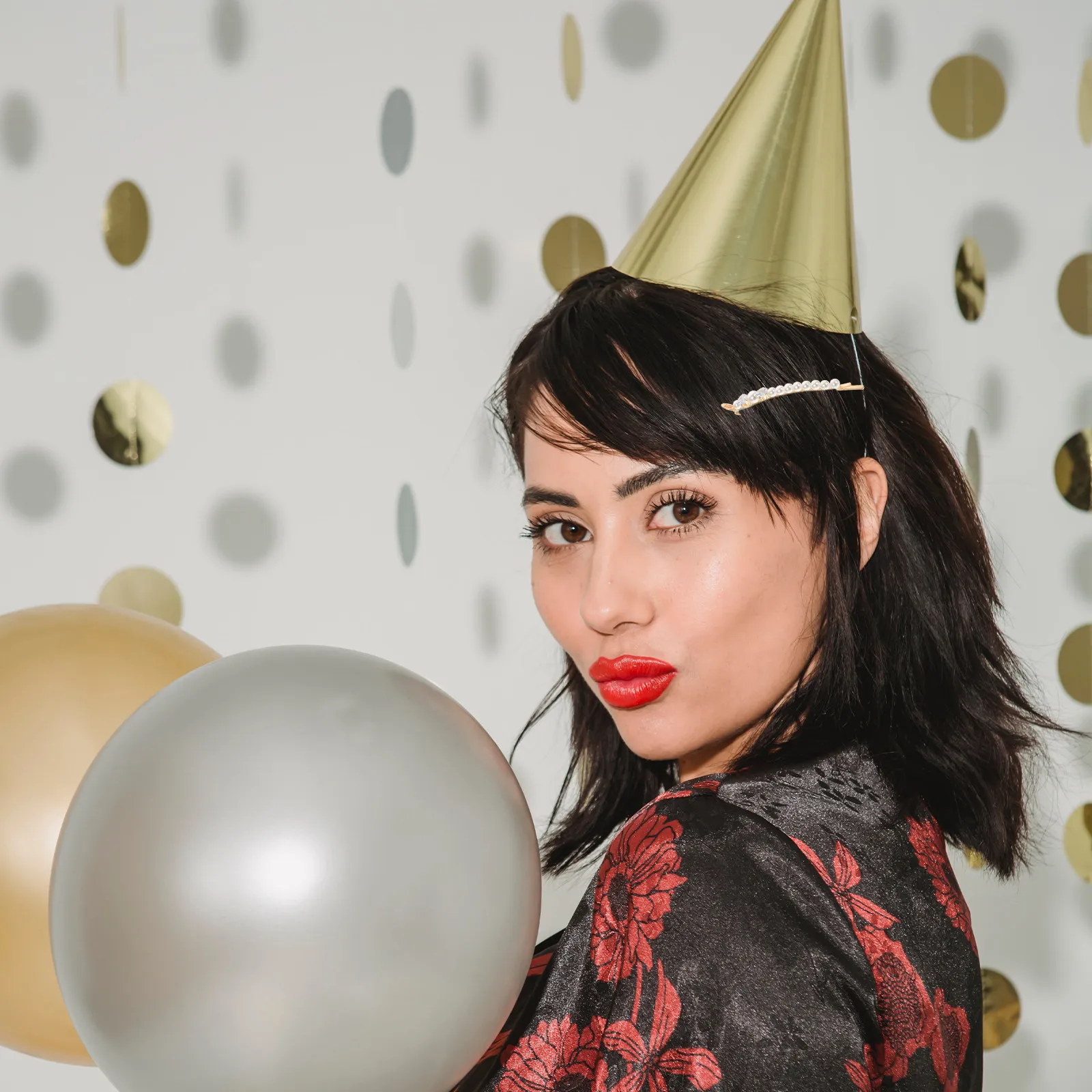 

Набор из 4 заколок для волос с жемчугом и стразами, металлические заколки для женщин, для свадеб, вечеринок, выпускных, украшения для волос, жемчужные заколки