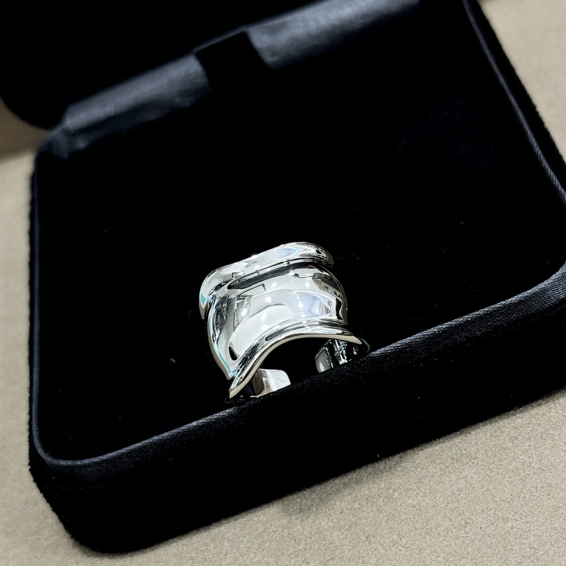 

2024 New Classic Pop Brand Wave Wide Edge Open End Ring Luxury Jewelry Women S925 Fashion Exquisite High Sense Party Gift