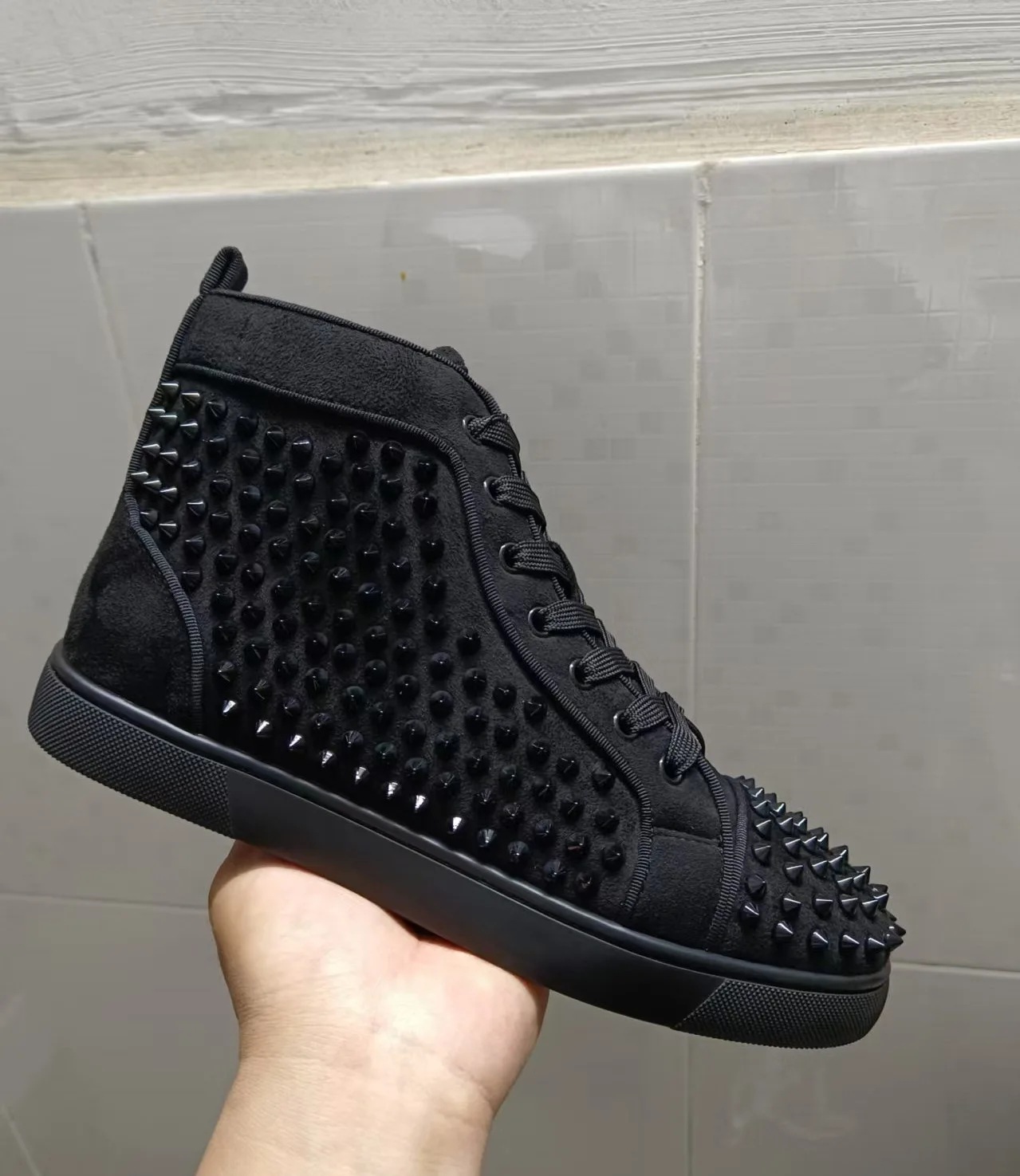 

Новые роскошные белые кожаные кроссовки-хайтопы для мужчин с шипами, стразами и красной подошвой, повседневные скейтерские туфли