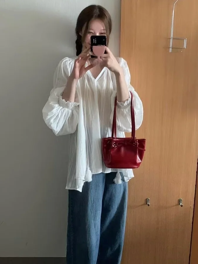 Luźna bluzka typu lantern z dekoltem w serek, wiązana, biała, damska, na wczesną jesień, nowa, w stylu koreańskim, swobodna, modna, z wyczuciem designu.