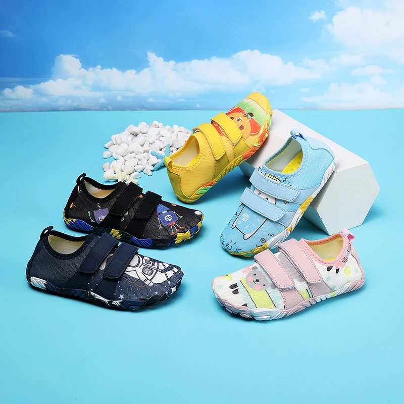 

Boys and Girls Aqua Shoes Anti-bump Toe Drainage Design Outdoor Hiking and Wading Water Shoes Anti-slip Barefoot Beach Sandals