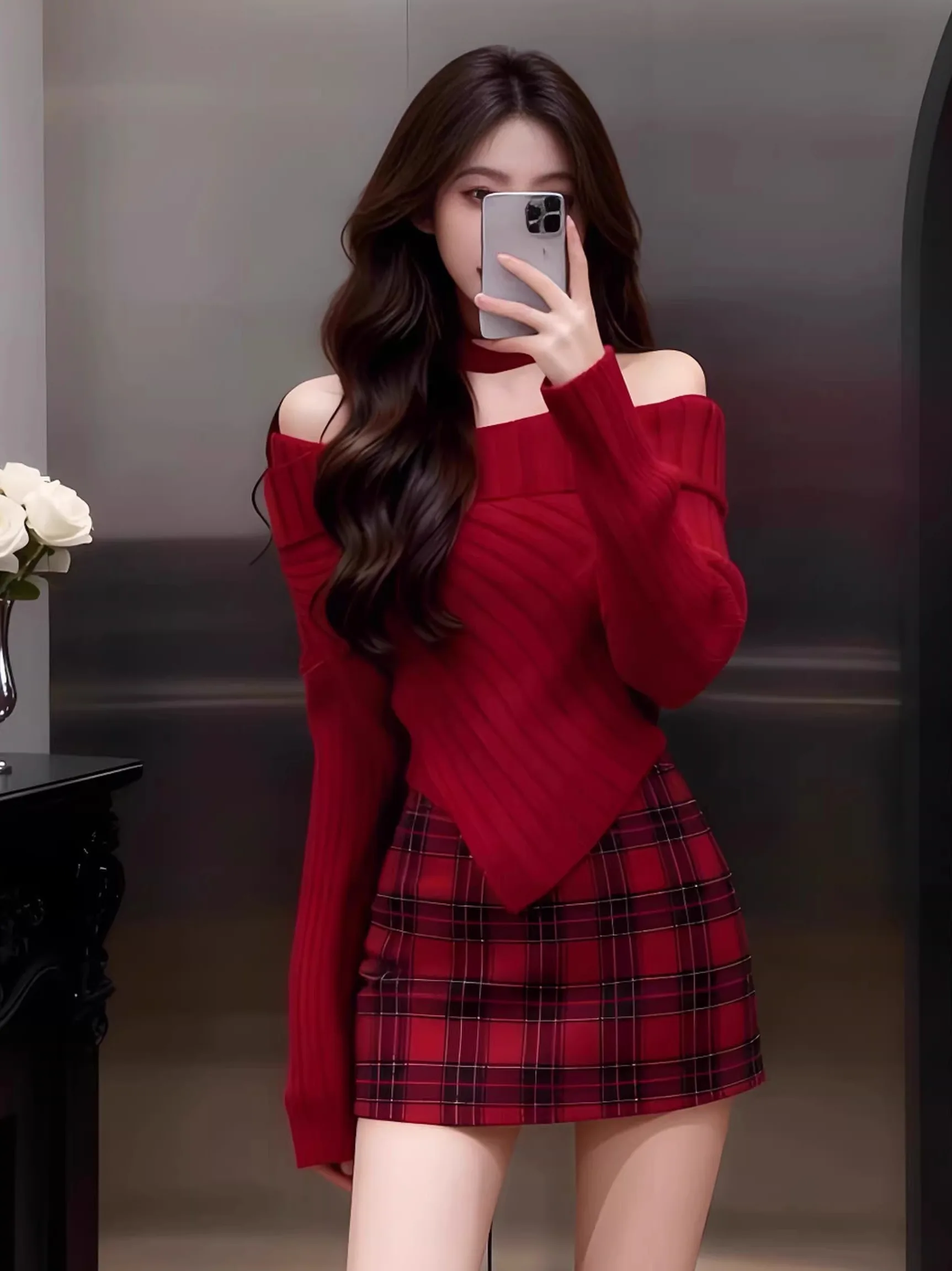 

Красный свитер на одно плечо и юбка в клетку: праздничный зимний комплект с завышенной талией, модный и элегантный образ для студенток