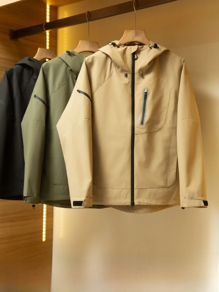 

Waterproof Windproof Men's Outdoor Sports Casual Hooded Jacket Reflective Strip Design Spring Autumn Season Standard Fit