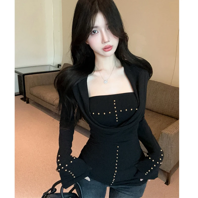 

Сексуальная черная футболка в европейском стиле, тонкая осень-зима 2025 года, женские топы, модная женская рубашка с заклепками, состоящая из двух частей