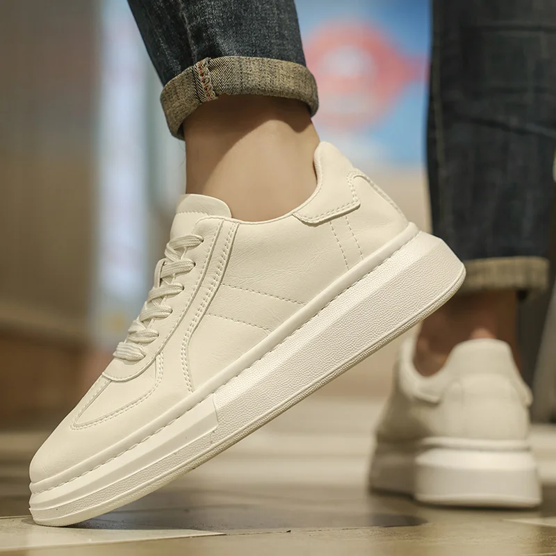 

Белые повседневные мужские туфли. Минималистское качество и удобный стиль. Модная повседневная молодежная обувь для отдыха на открытом воздухе.