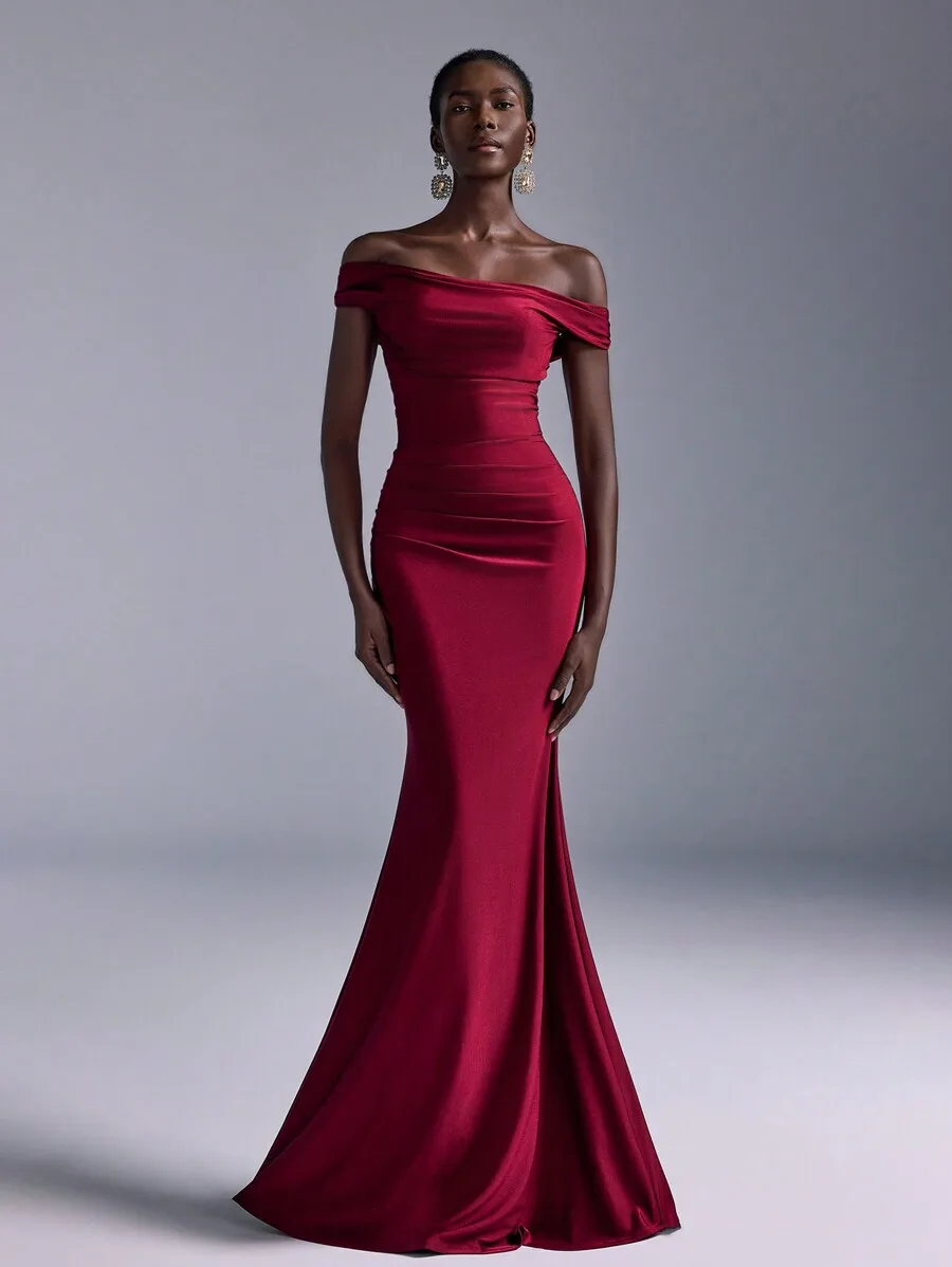

Элегантное пышное платье-русалка с открытыми плечами глубокого красного цвета для торжественных мероприятий