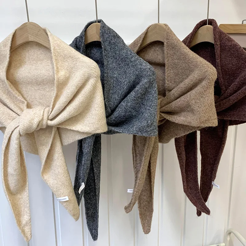 Fashionable Knitted Winter Wrap for Women with Decorative Elements Stylish and Versatile Triangle Scarf for Autumn and Winter