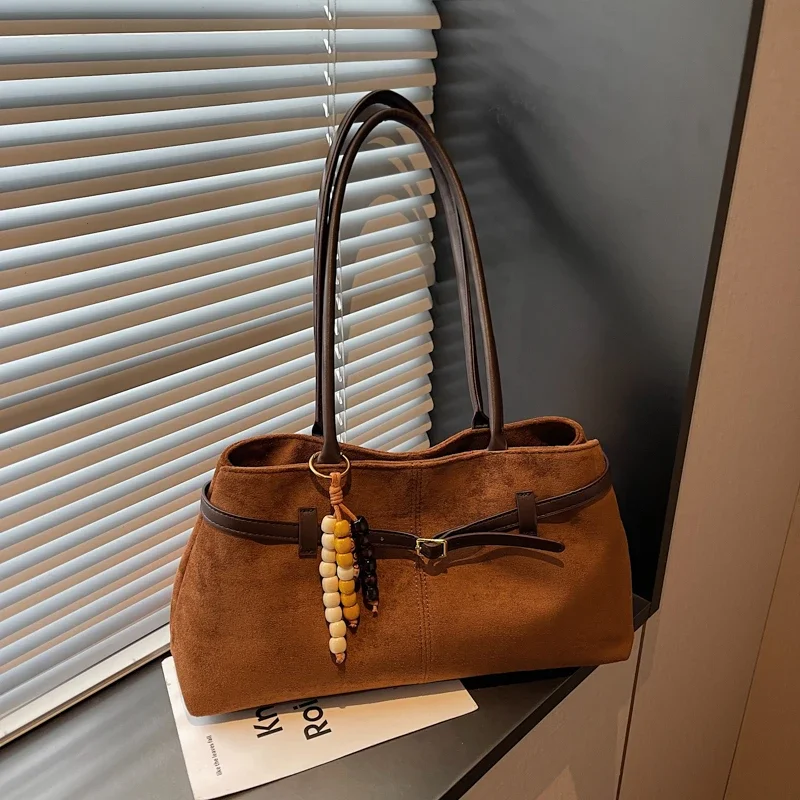 

Модная минималистичная однотонная женская сумка на плечо с подвеской/пряжкой в стиле деко, большая вместимость для хранения вещей, прогулок