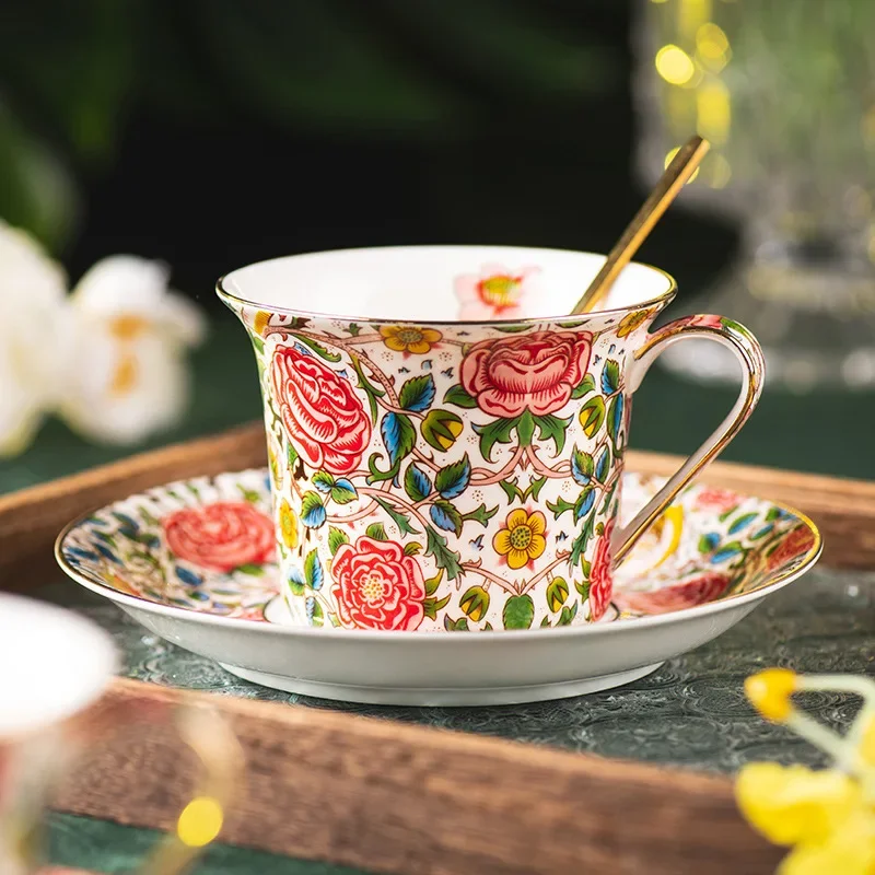 Juego  taza y platillo  café  porcelana  hueso  flores bonitas  estilo británico, té  la tar  alta gama, taza