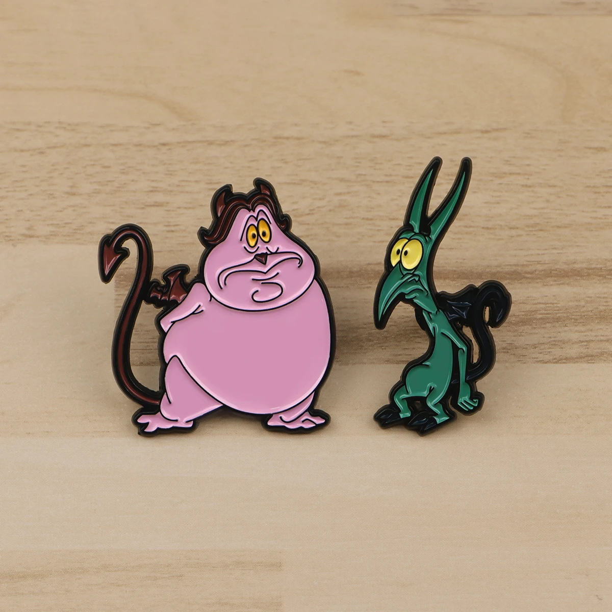 Lot de 2 broches émaillées mignonnes en forme de monstre, broches de dessin animé pour manteau, badges de revers tendance pour femmes, bijoux cadeau pour amis
