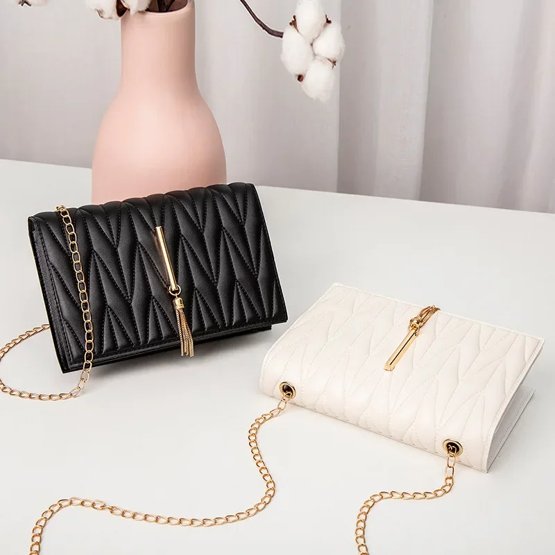 Fashion Tassel Flap Crossbody Bags V Pattern Mini Chain Shoulder Bag for Women Pu Leather White/Black Casual Travel Square Bag