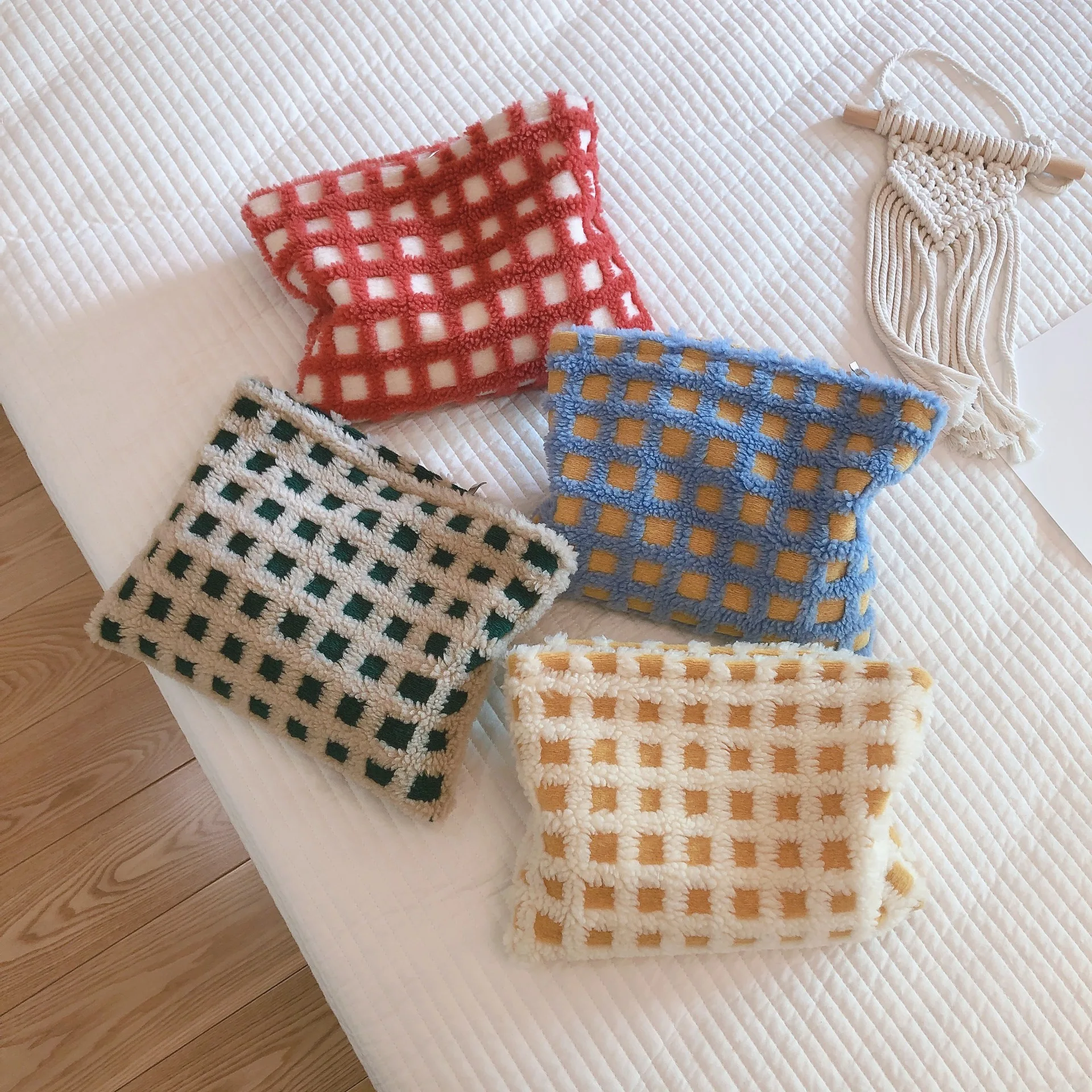 Plaid Cosmetic Bag Pencil Case Makeup Pouch Bag Lambs Wool Plush Female Beauty Handbag Clutch Bag Soft Wool Travel Toiletry Case