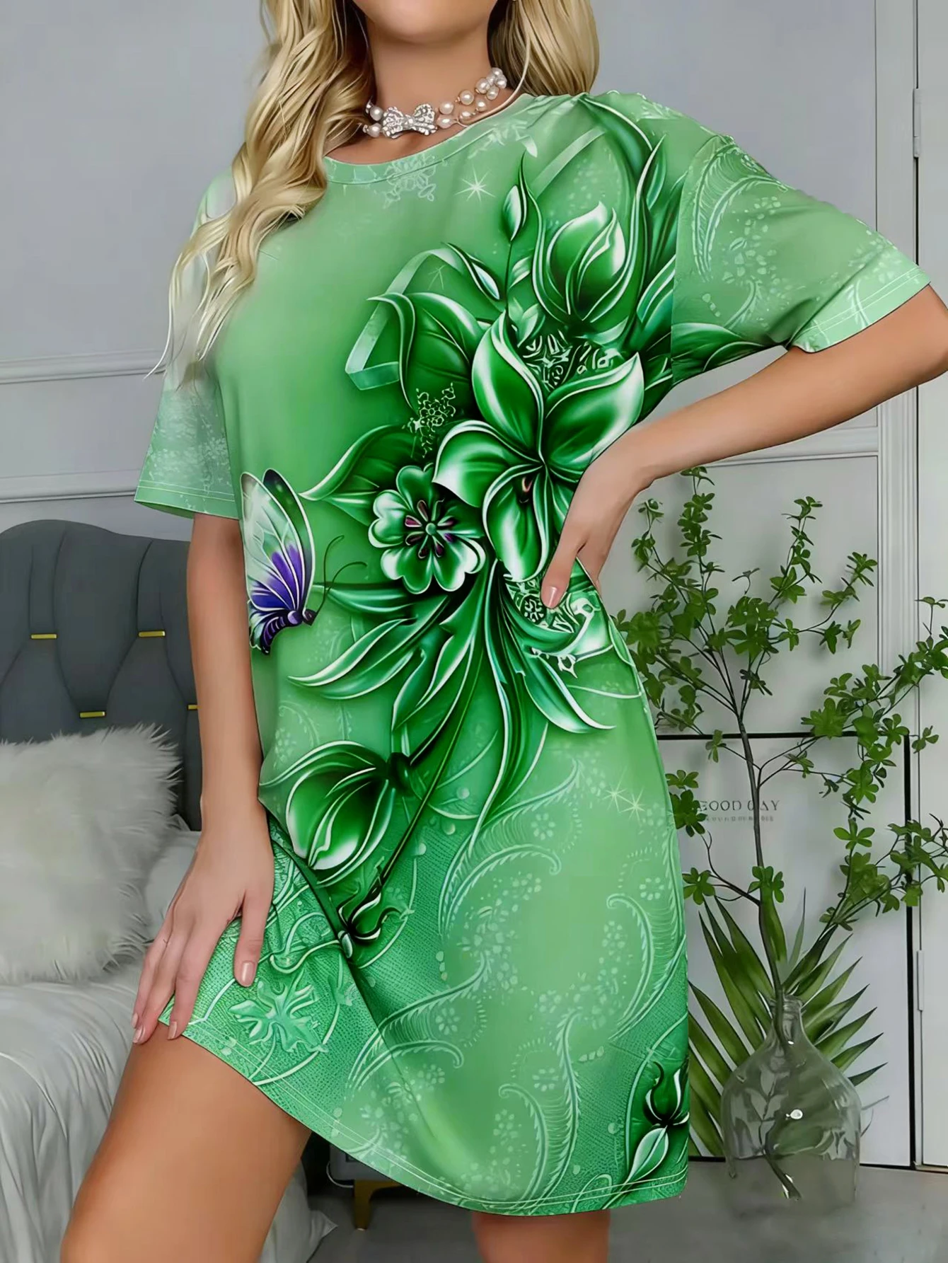 Lussureggiante abito t-shirt ampio stampato floreale verde e farfalla - Abbigliamento da casa casual con vibranti motivi naturali, lavabile in lavatrice